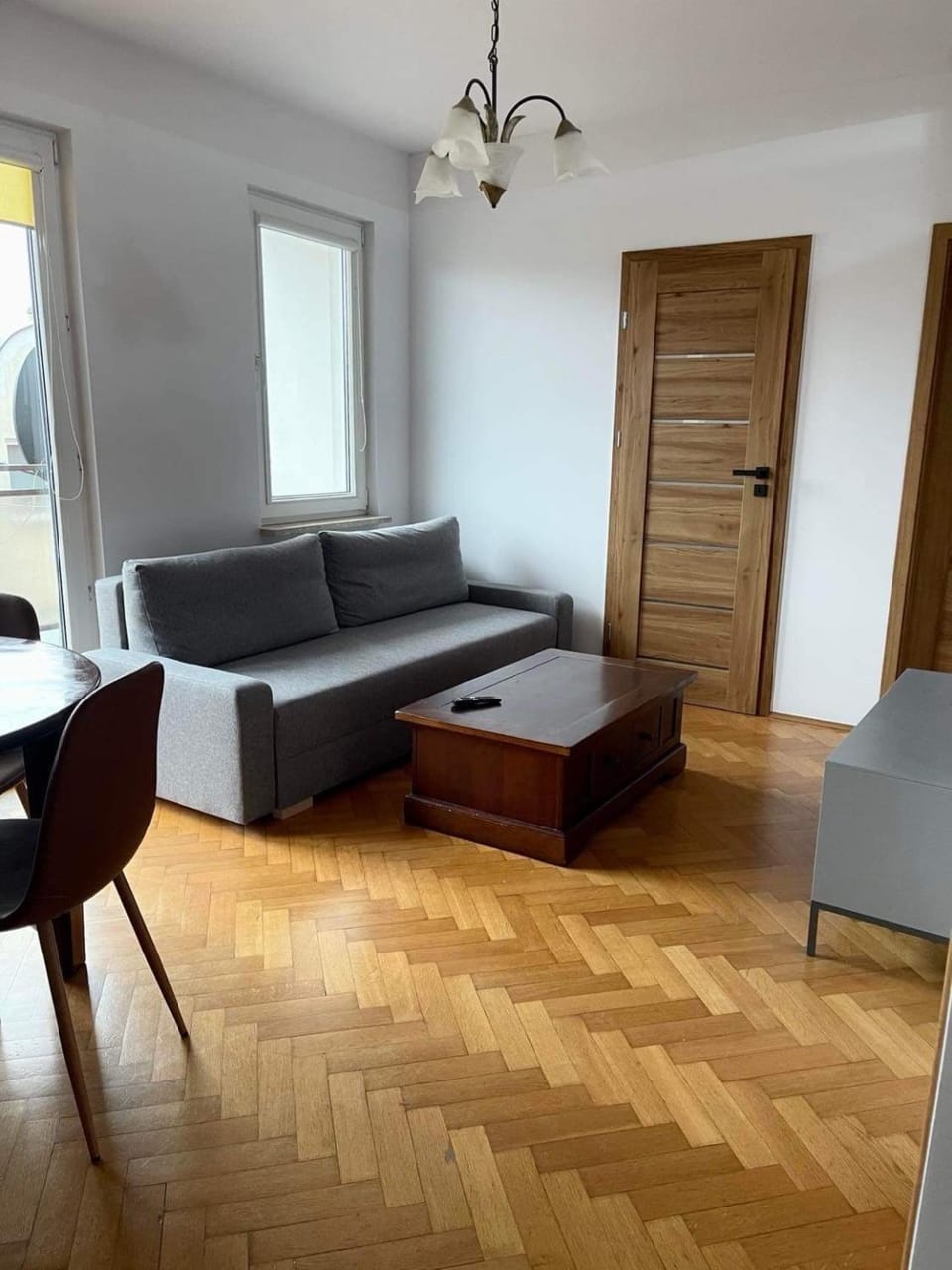 Photo of the whole room, Seating area