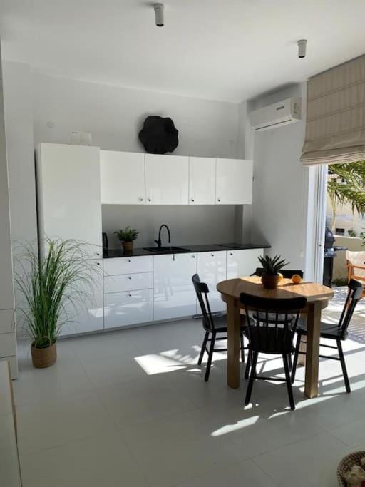 Kitchen or kitchenette, Dining area, air conditioner
