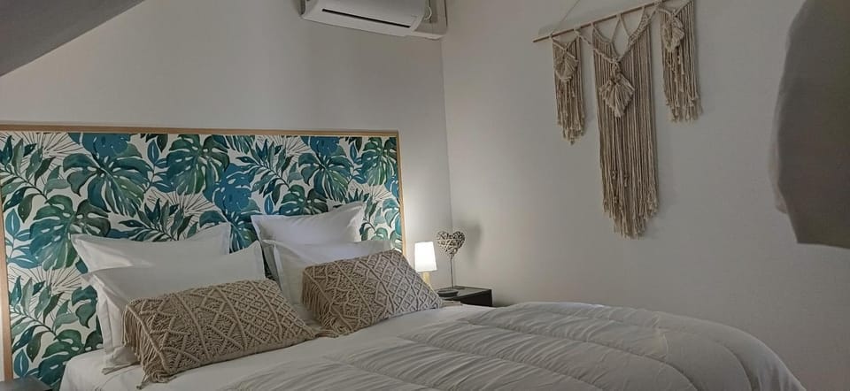 Bed, Photo of the whole room, Bedroom, air conditioner
