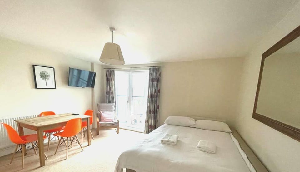 Bed, Living room, Photo of the whole room, Seating area, Dining area, Bedroom