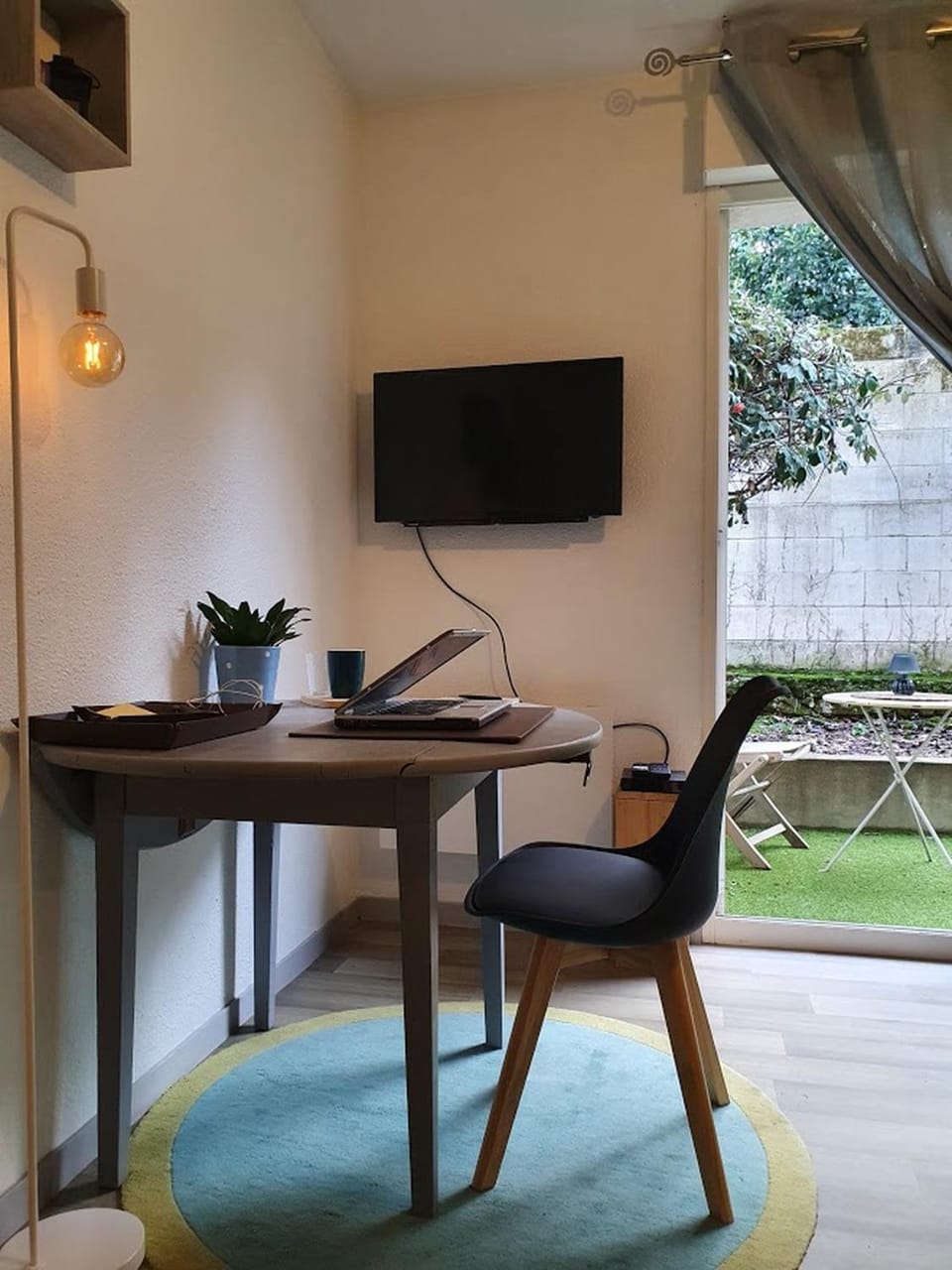 Spring, Day, TV and multimedia, Living room, Decorative detail, Decorative detail, Seating area, Dining area, Garden view, Garden view, Time of day, Inner courtyard view, flat iron