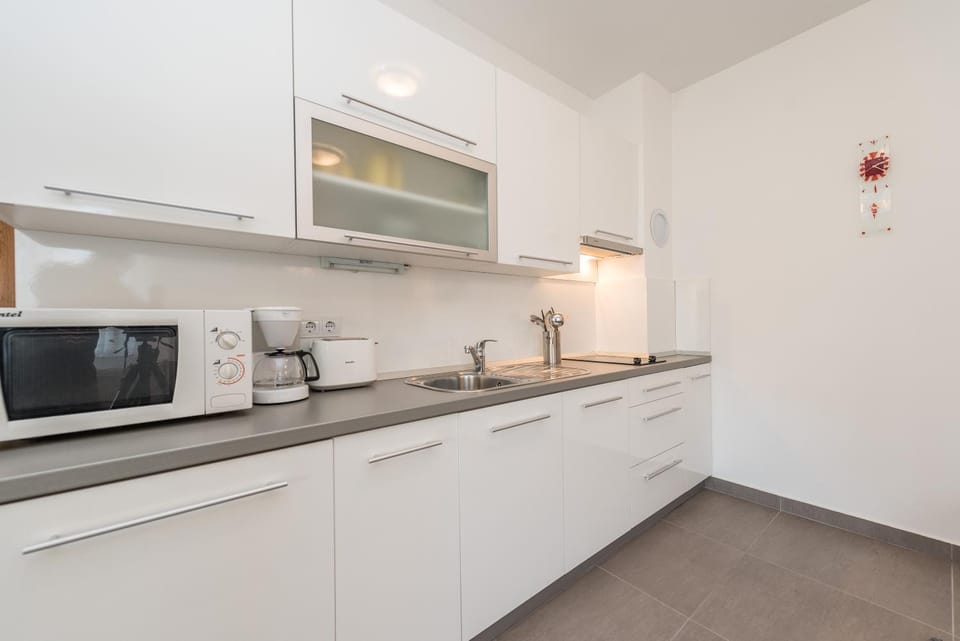 minibar, stove, toaster