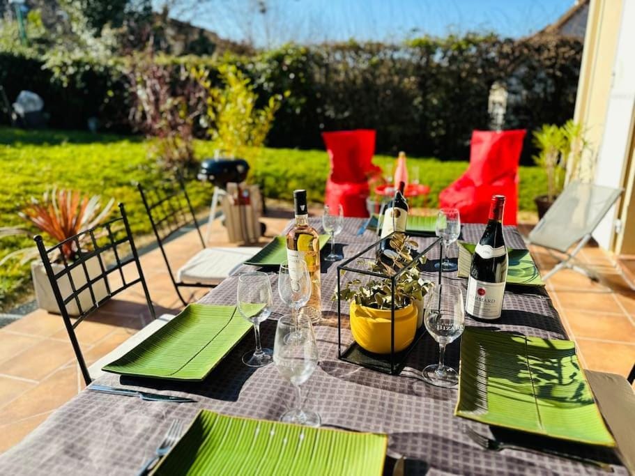 Patio, Day, Garden, Food and drinks, Dining area, Garden view, Alcoholic drinks