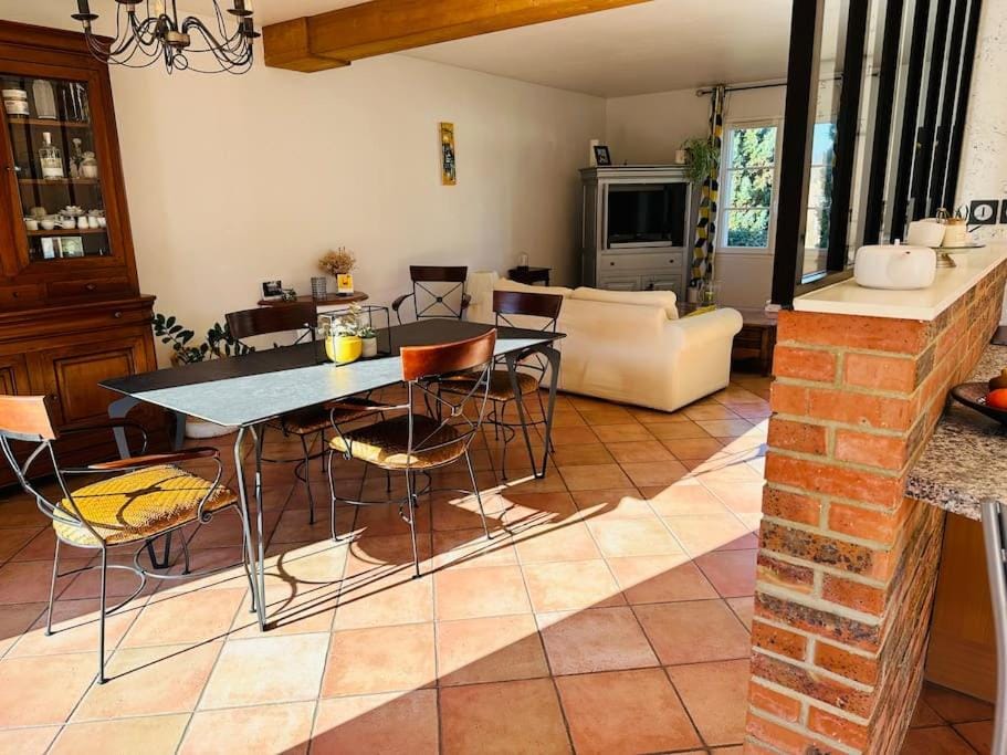 TV and multimedia, Living room, Seating area, Dining area