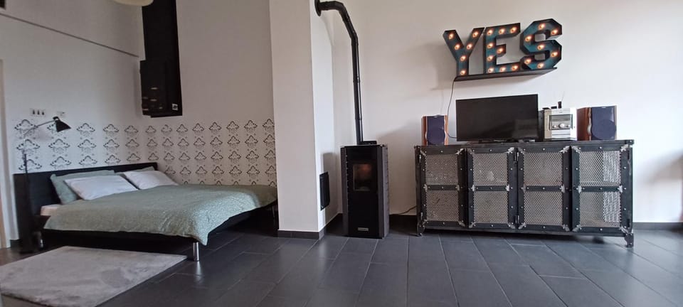 Bed, TV and multimedia, Bedroom, hair dresser