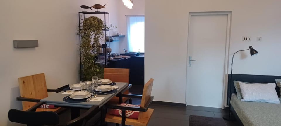 Bed, Kitchen or kitchenette, Dining area