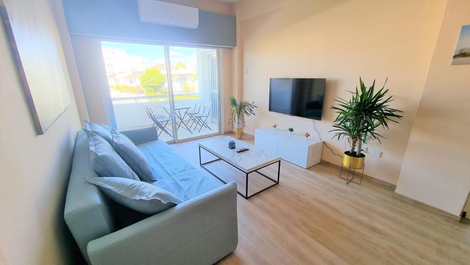 Communal lounge/ TV room, TV and multimedia, Living room, Seating area, Evening entertainment