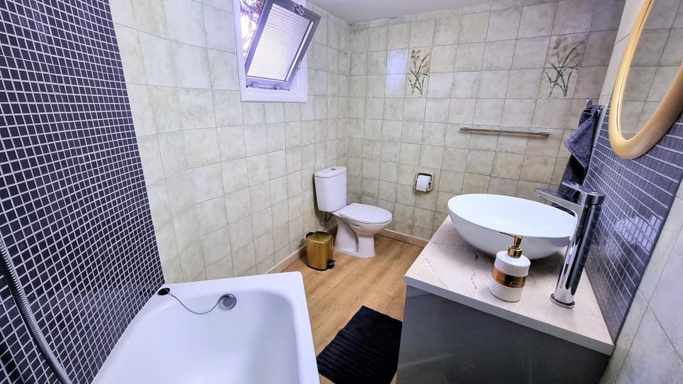 Shower, Toilet, Bath, towels