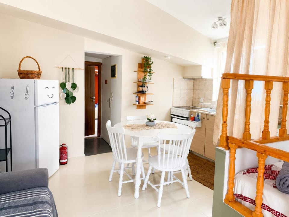 Kitchen or kitchenette, Dining area, oven