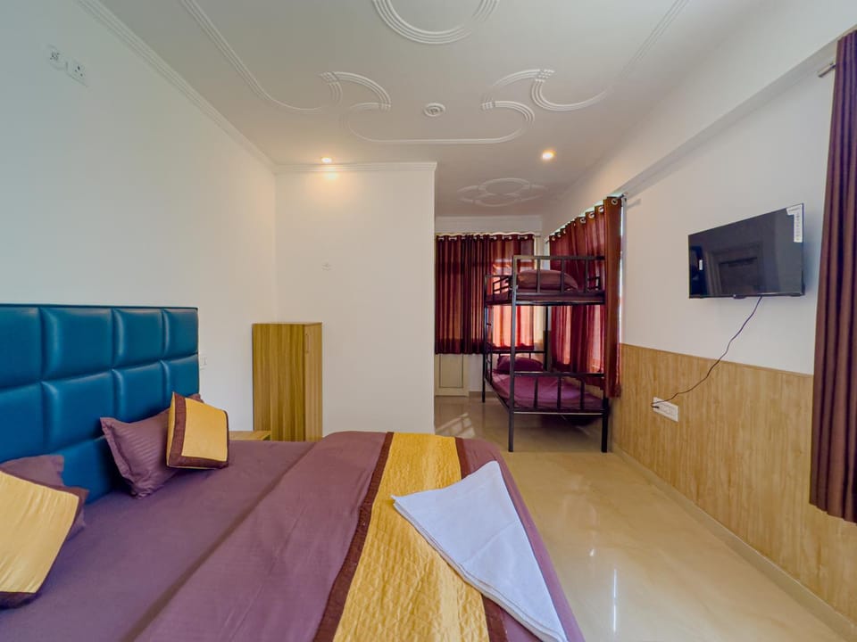 Bed, TV and multimedia, Evening entertainment, Bedroom