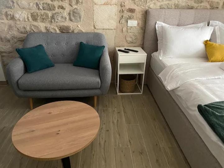 Bed, Seating area