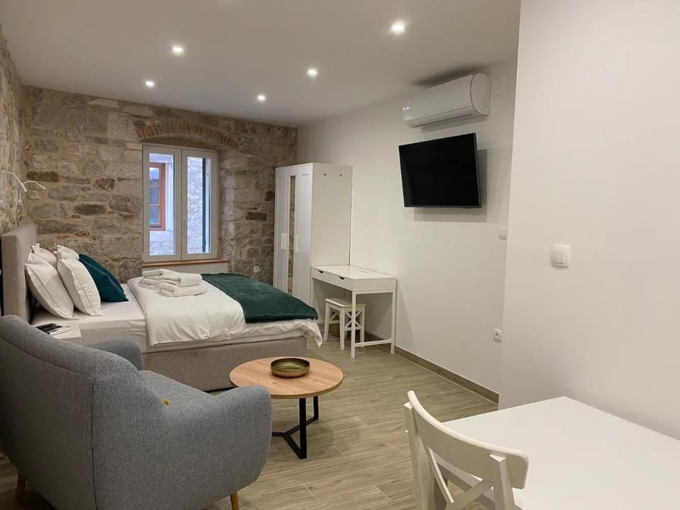 Bed, TV and multimedia, Seating area, Bedroom