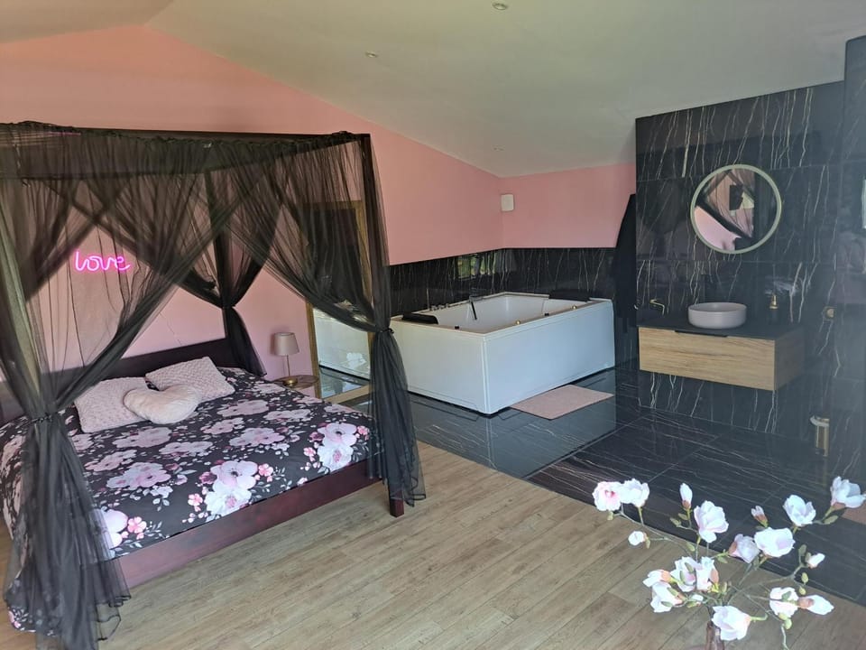 Suite romantique avec jaccuzi privé - La suite d'Élise Bed and Breakfast in Normandy