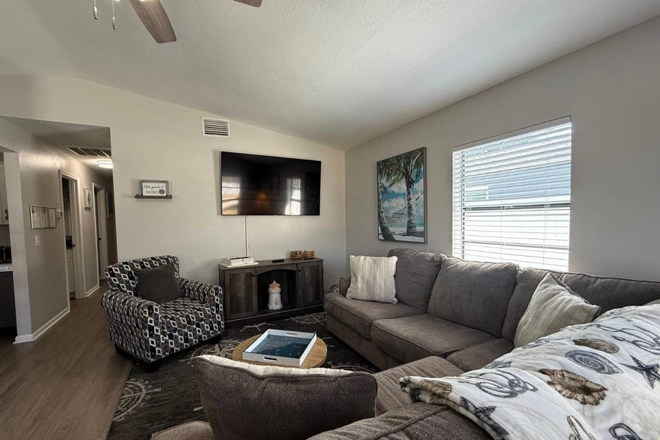 Shells of Paradise a Cozy, Pet-Friendly Tampa Home with Heated & Screened Pool 4 miles to Adventure Island and Busch Garden House in Tampa
