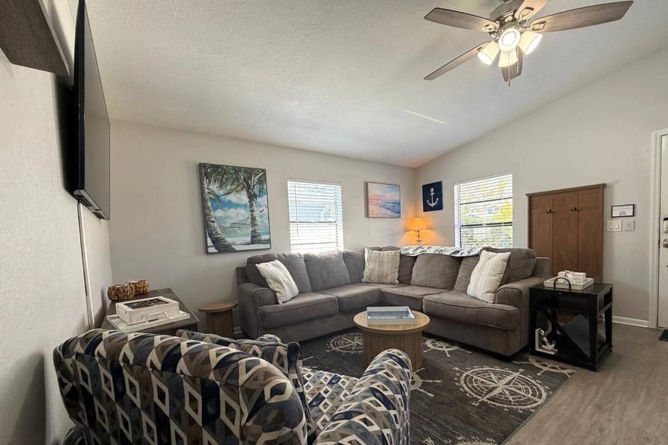 Shells of Paradise a Cozy, Pet-Friendly Tampa Home with Heated & Screened Pool 4 miles to Adventure Island and Busch Garden House in Tampa