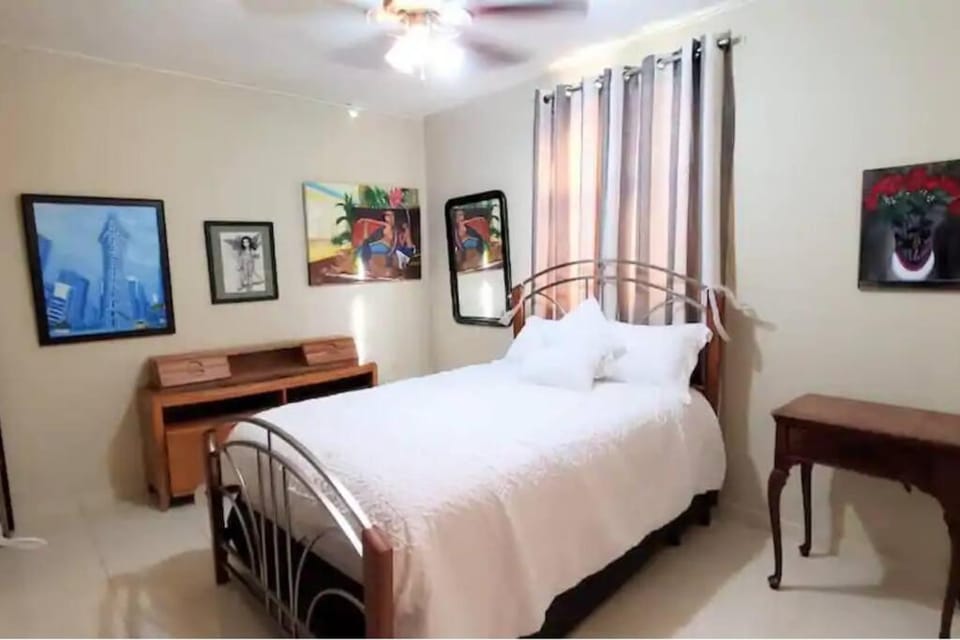 Bedroom, fireplace, air conditioner