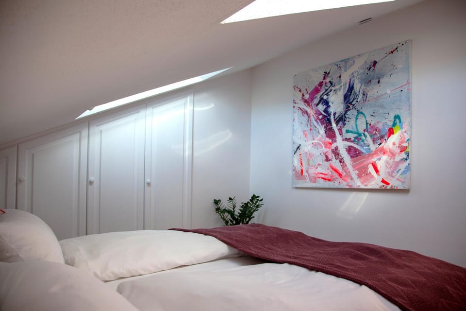 Bed, Photo of the whole room, Decorative detail, Bedroom, wardrobe