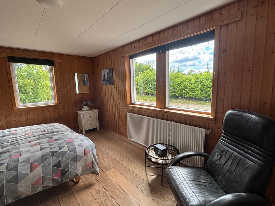 Bed, Seating area, Bedroom