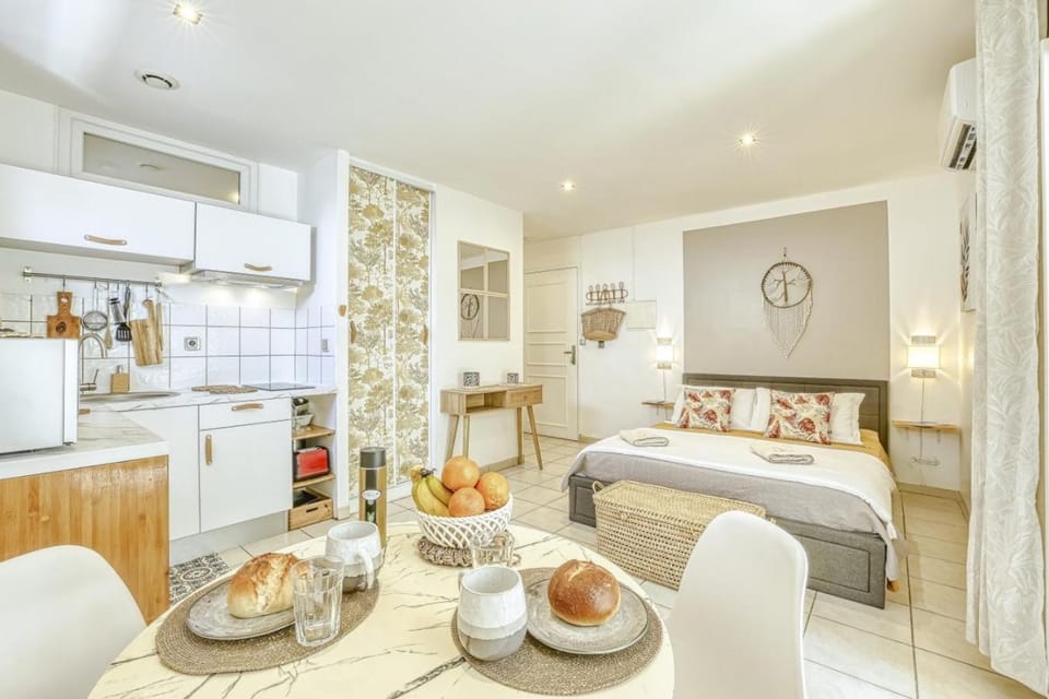 Bed, Kitchen or kitchenette, Photo of the whole room, Dining area