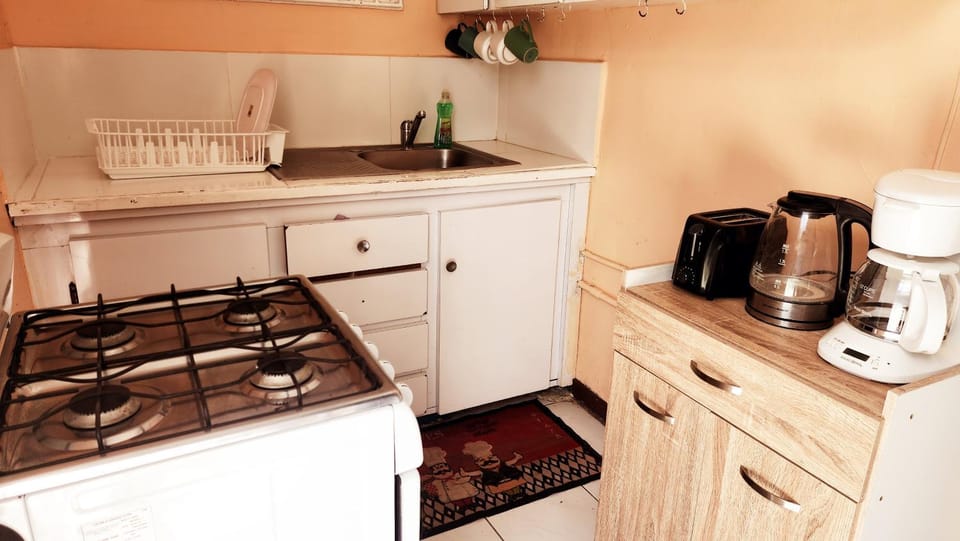 Coffee/tea facilities, Kitchen or kitchenette, oven, stove, toaster