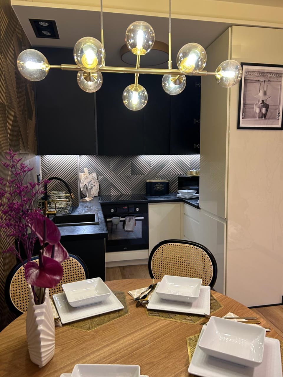 Kitchen or kitchenette, Dining area