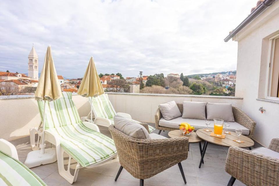 Natural landscape, View (from property/room), Balcony/Terrace, Seating area, City view