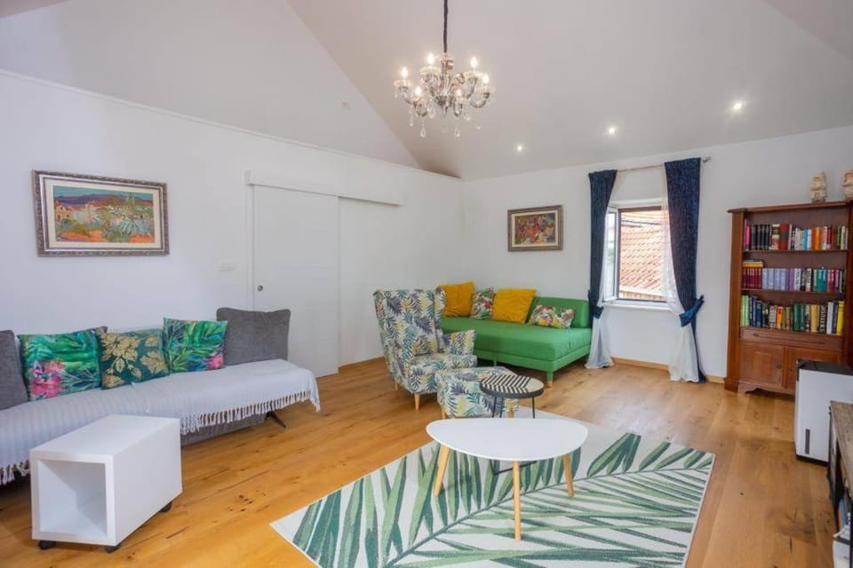 Living room, Photo of the whole room, Seating area