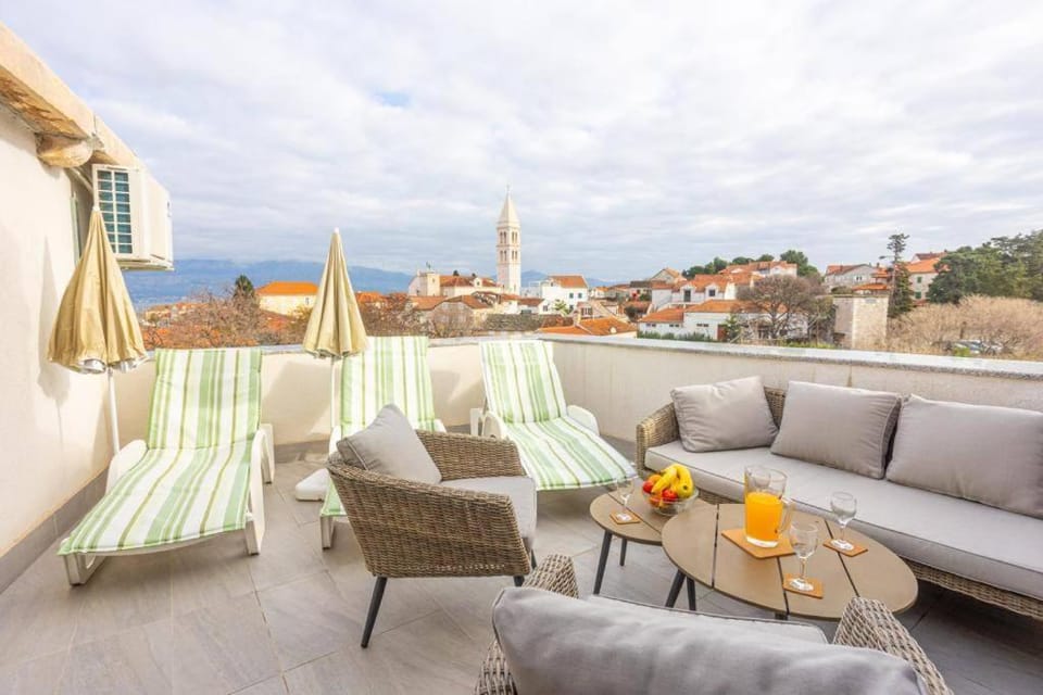 Natural landscape, View (from property/room), Balcony/Terrace, Seating area, City view, Sea view