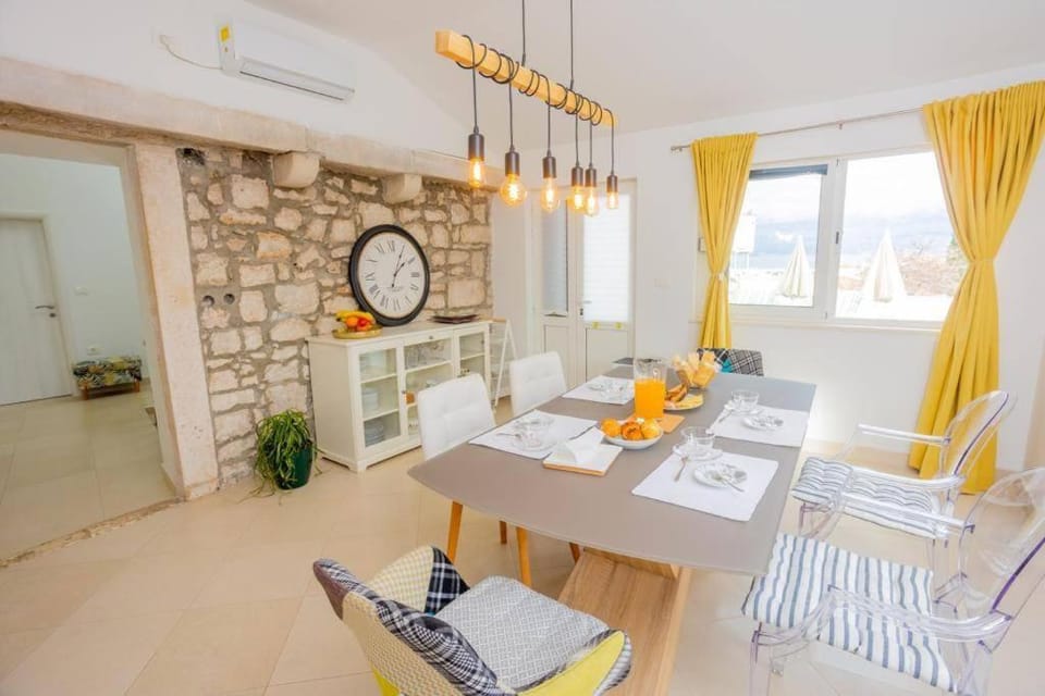 Dining area, kitchen