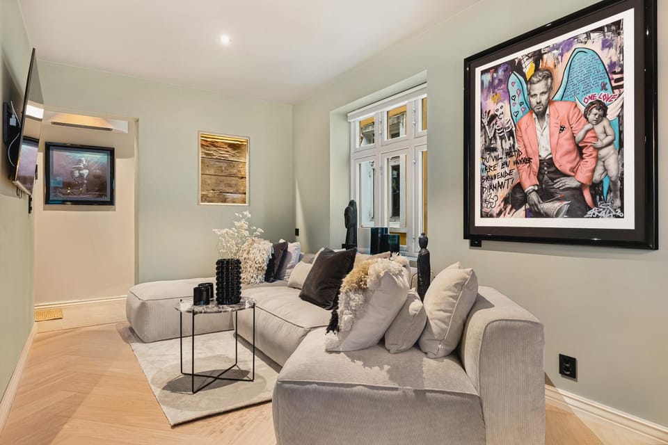 TV and multimedia, Living room, Decorative detail, Seating area