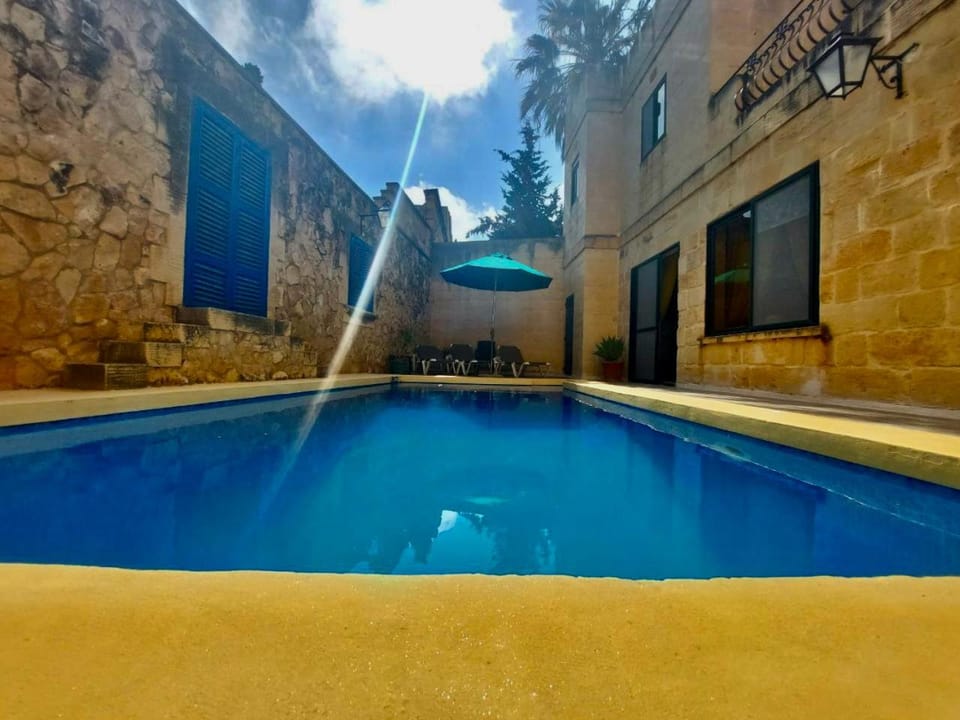 Day, Swimming pool