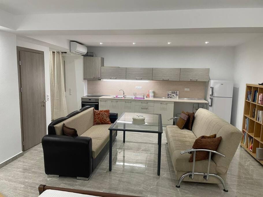 Library, Kitchen or kitchenette, Living room, Seating area, Dining area