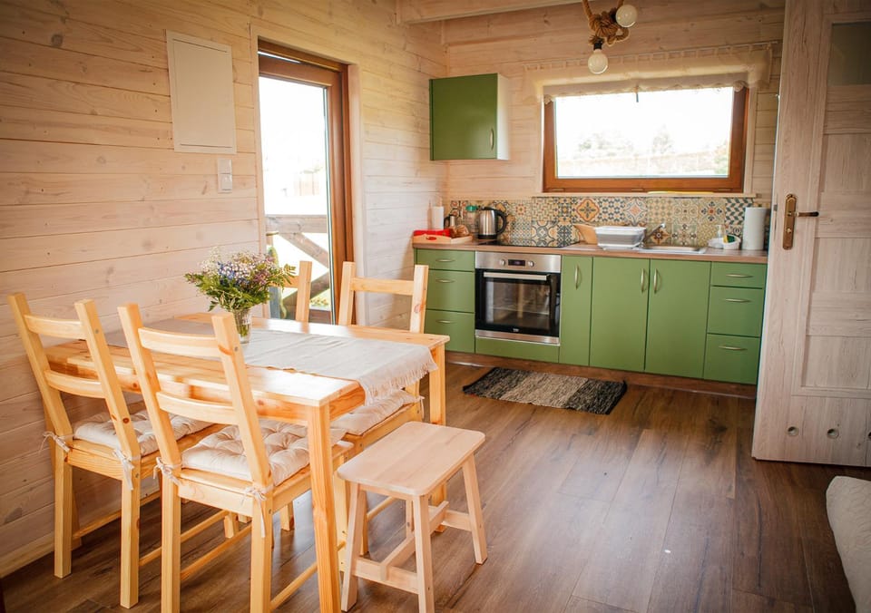 Coffee/tea facilities, Kitchen or kitchenette, Dining area, stove