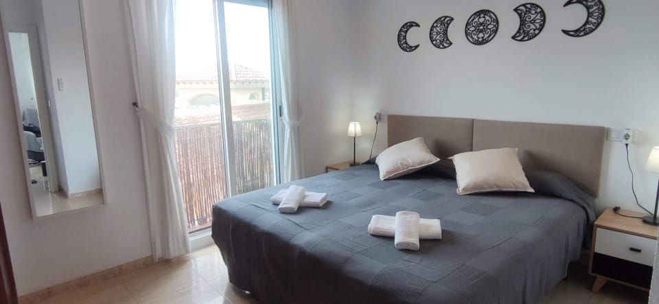 Bed, Balcony/Terrace, Photo of the whole room, Bedroom