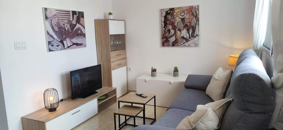 TV and multimedia, Living room, Lounge or bar