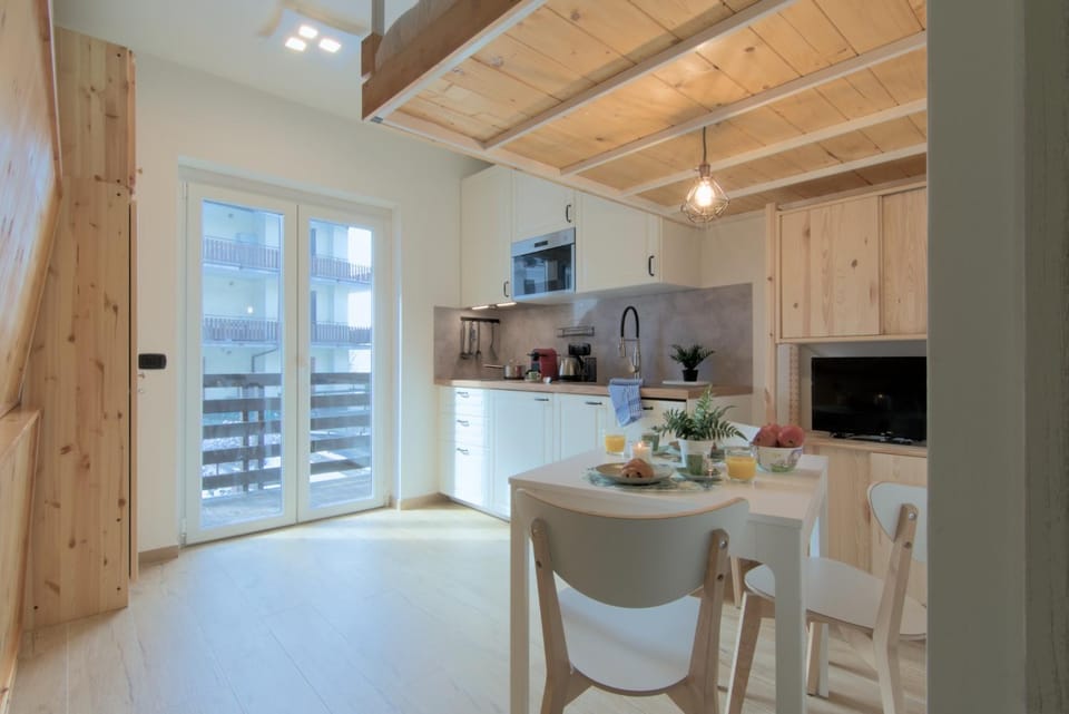 TV and multimedia, Kitchen or kitchenette, Dining area, stove