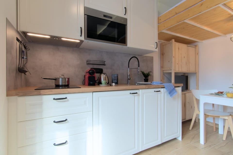 Coffee/tea facilities, Kitchen or kitchenette, Dining area, oven, stove