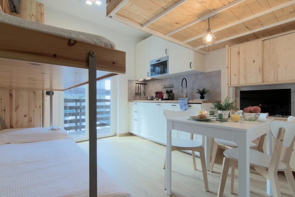 Bed, TV and multimedia, Kitchen or kitchenette, Living room, Photo of the whole room, Seating area, Dining area, Bedroom