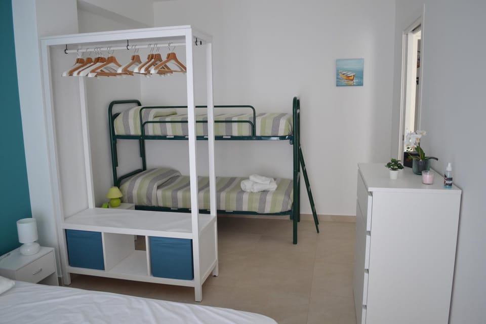Bedroom, bunk bed