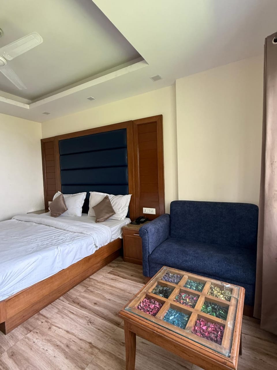 Bed, Photo of the whole room, Seating area, Bedroom