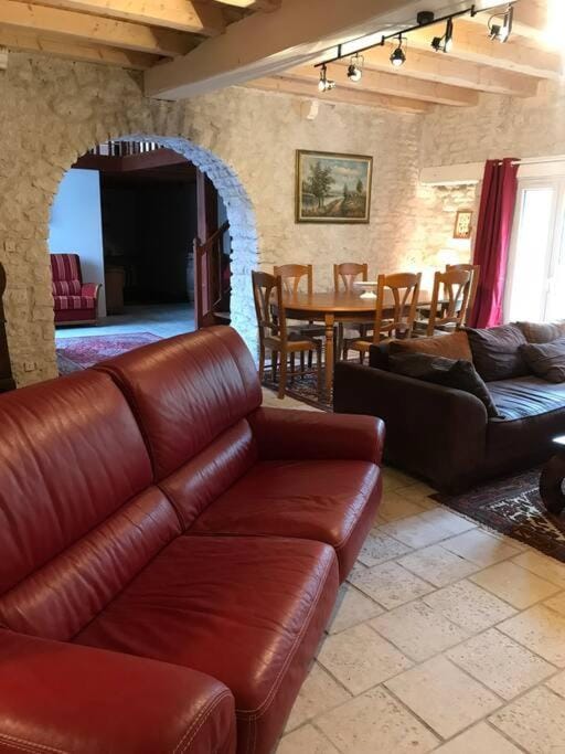 Grand gîte au calme avec piscine House in Nouvelle-Aquitaine