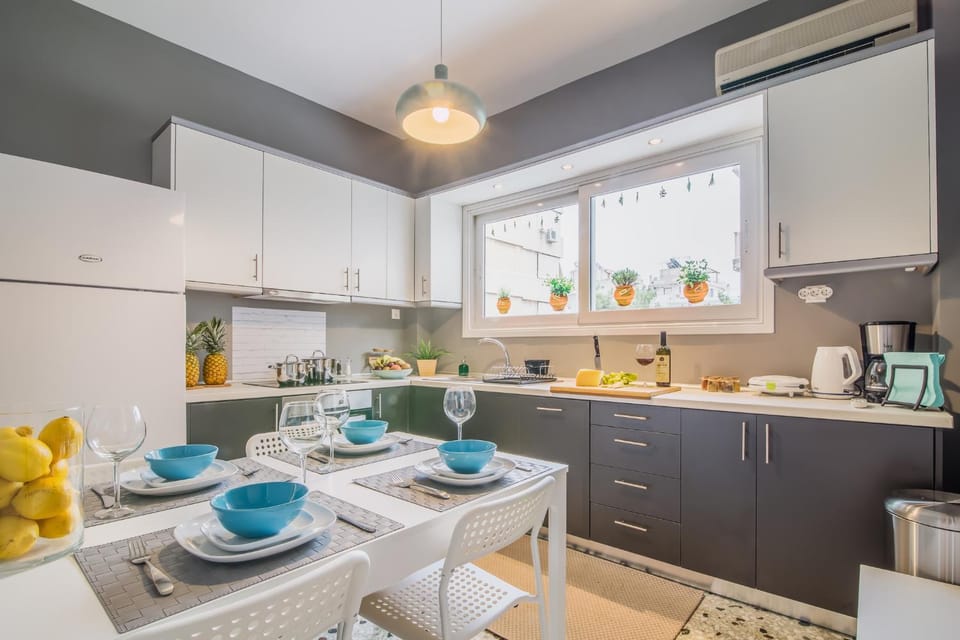 Kitchen or kitchenette, Food and drinks, Dining area