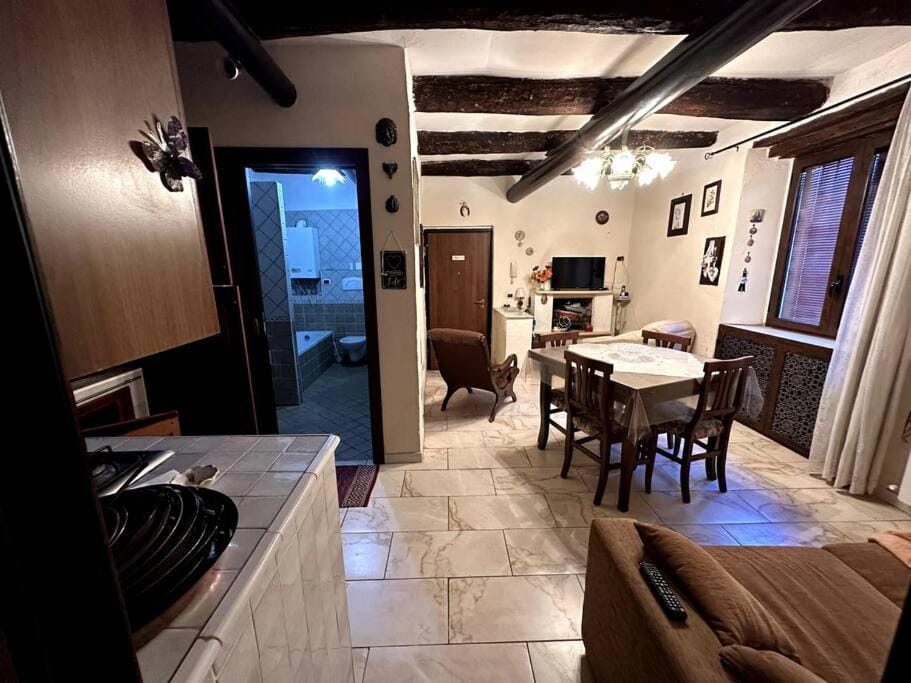 Kitchen or kitchenette, Living room, Seating area, Dining area