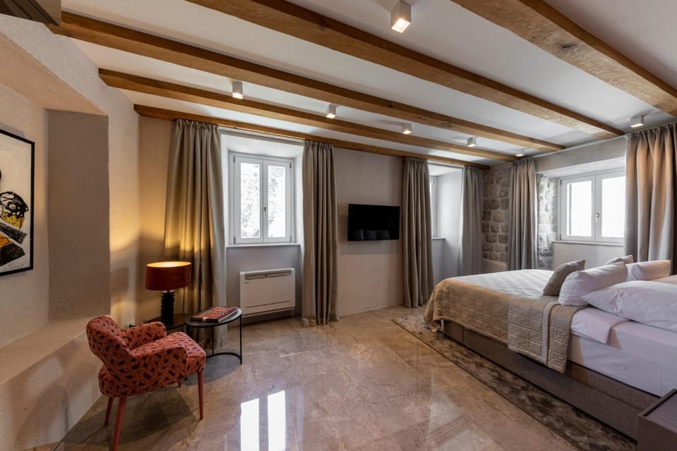 Bed, TV and multimedia, Photo of the whole room, Seating area, Bedroom