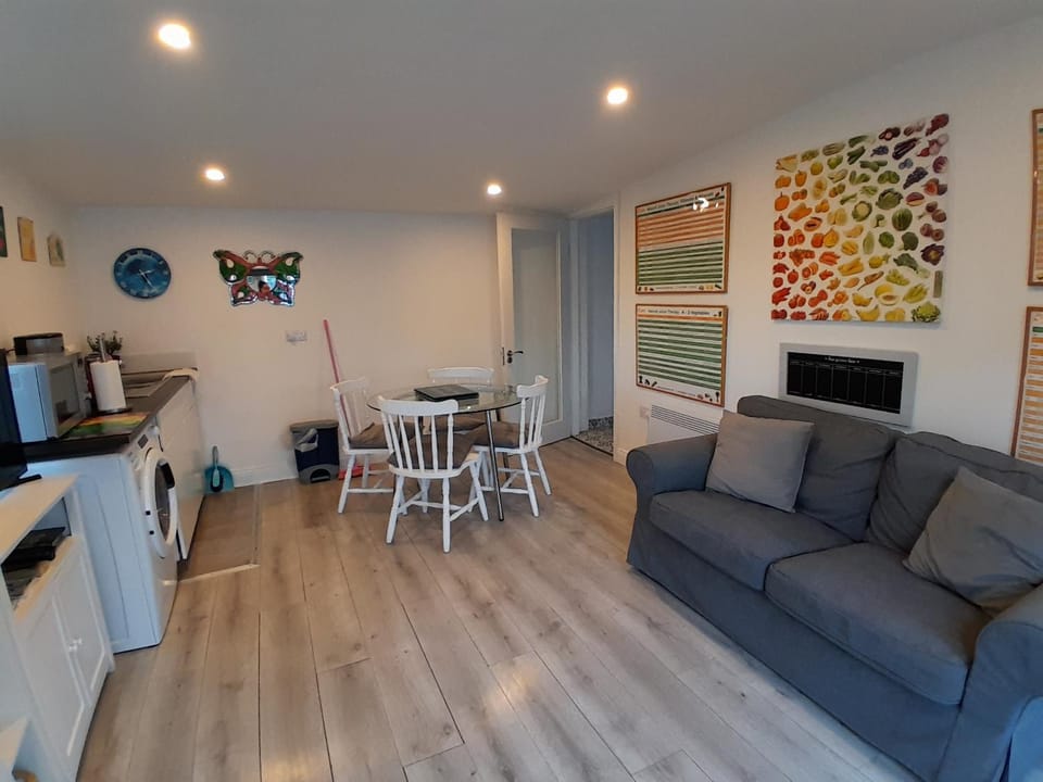 TV and multimedia, Kitchen or kitchenette, Living room, Seating area, Dining area