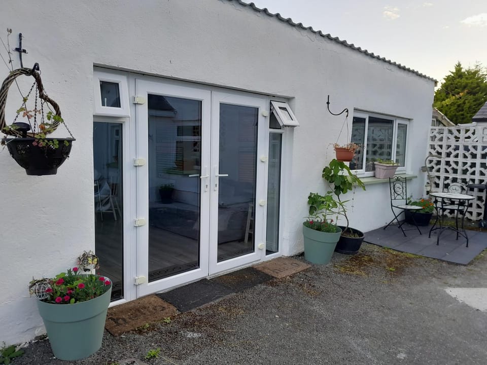 Property building, Patio, Garden, Balcony/Terrace