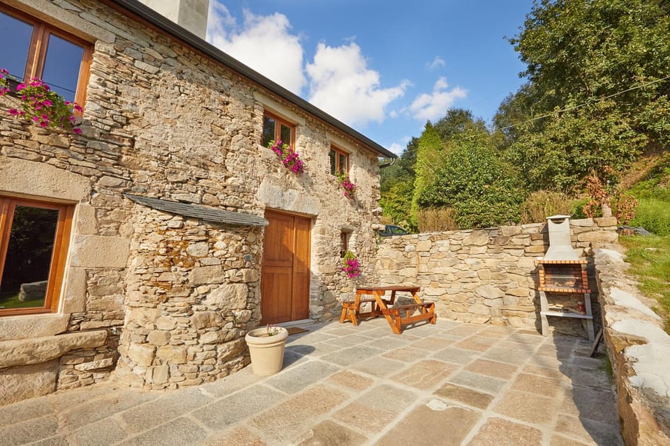Viveiro Río Pedroso House in A Mariña Occidental