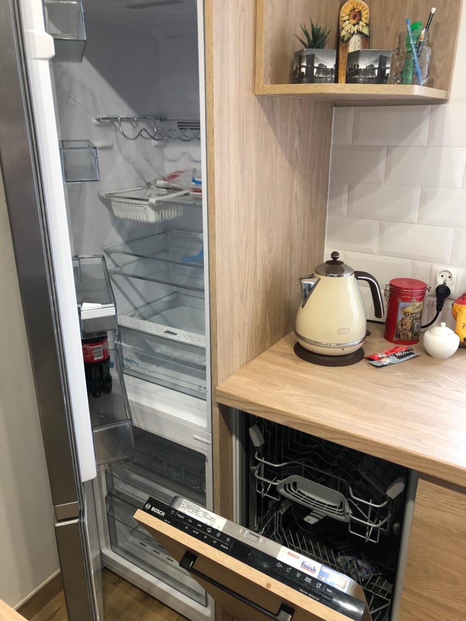 Kitchen or kitchenette, minibar, stove