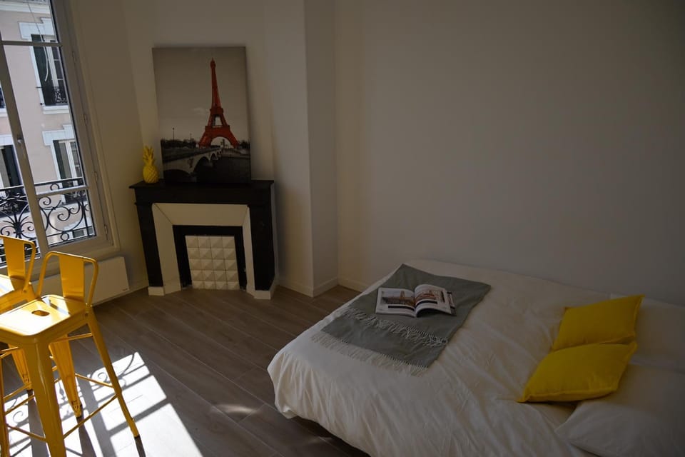 Photo of the whole room, Bedroom