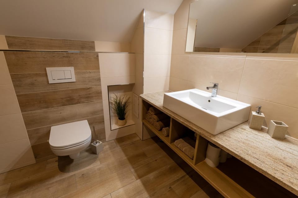 Toilet, Bathroom, towels